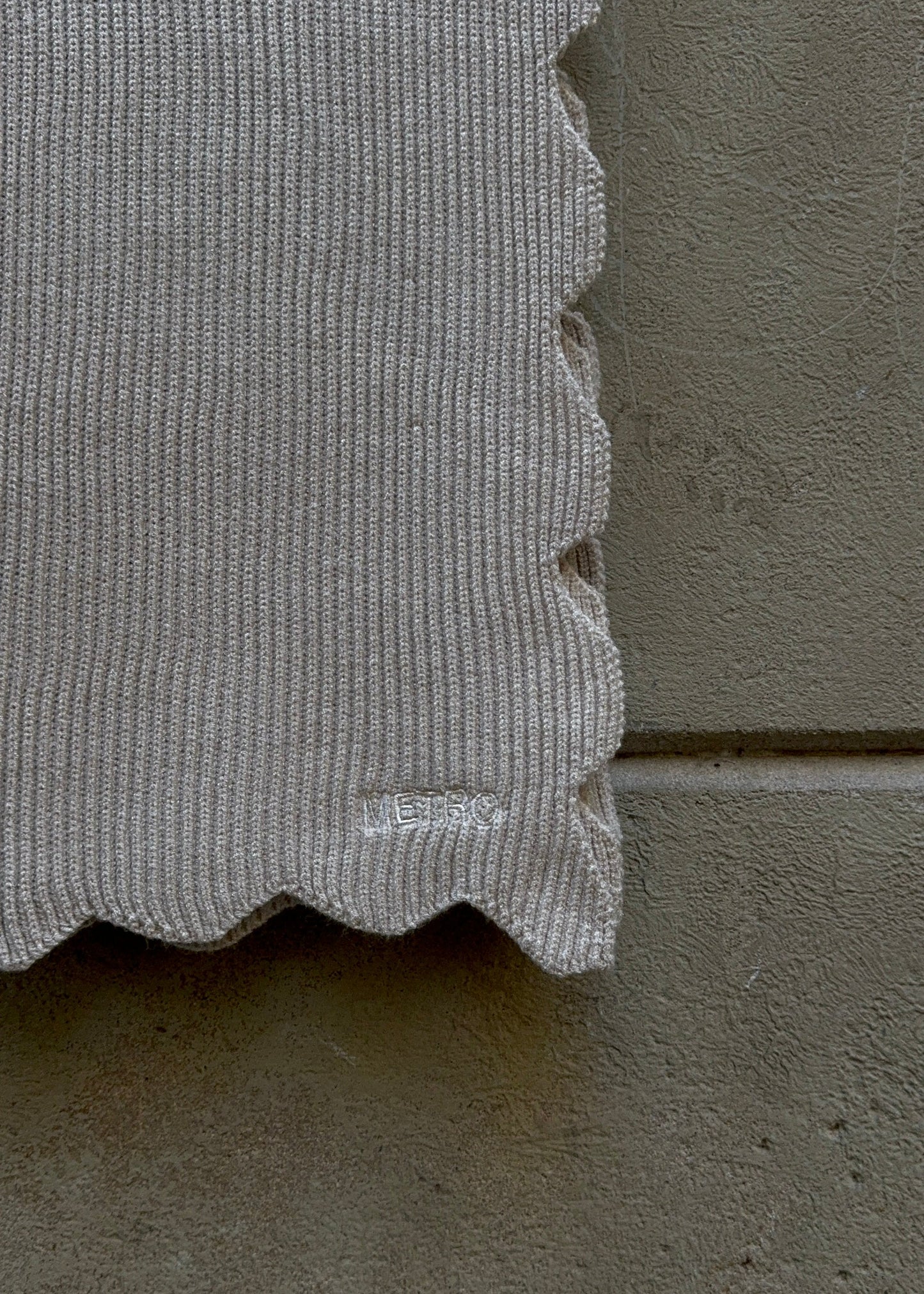 WAVY SCARF AW26 / SAND