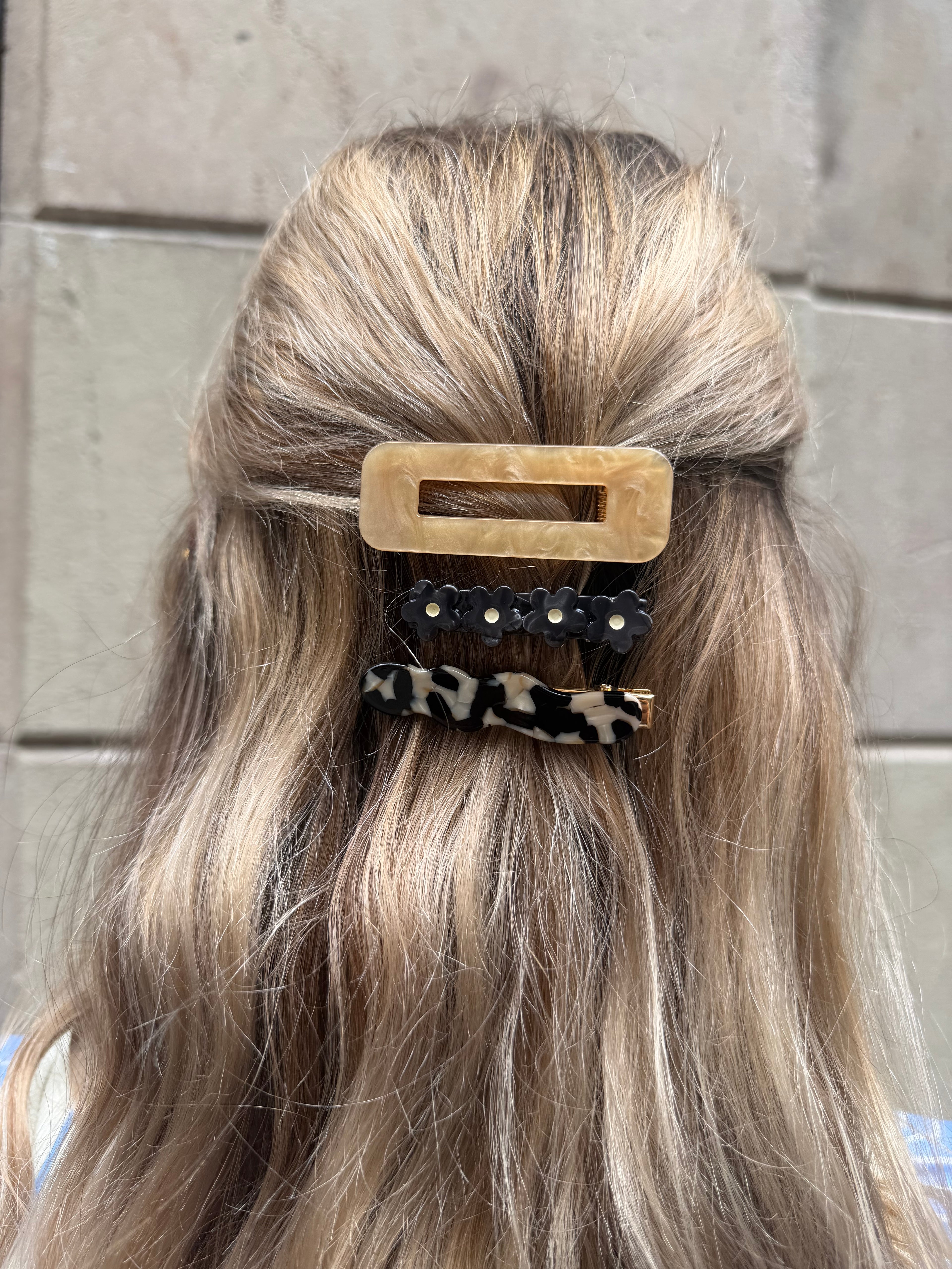 DAISY HAIR CLIP - BLACK & WHITE