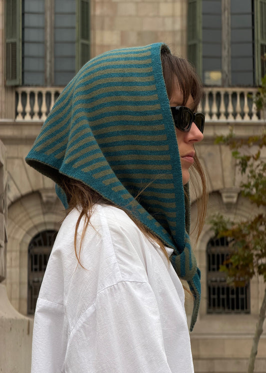 TRIANGLE SCARF AW26 / SMALL - STRIPED BLUE