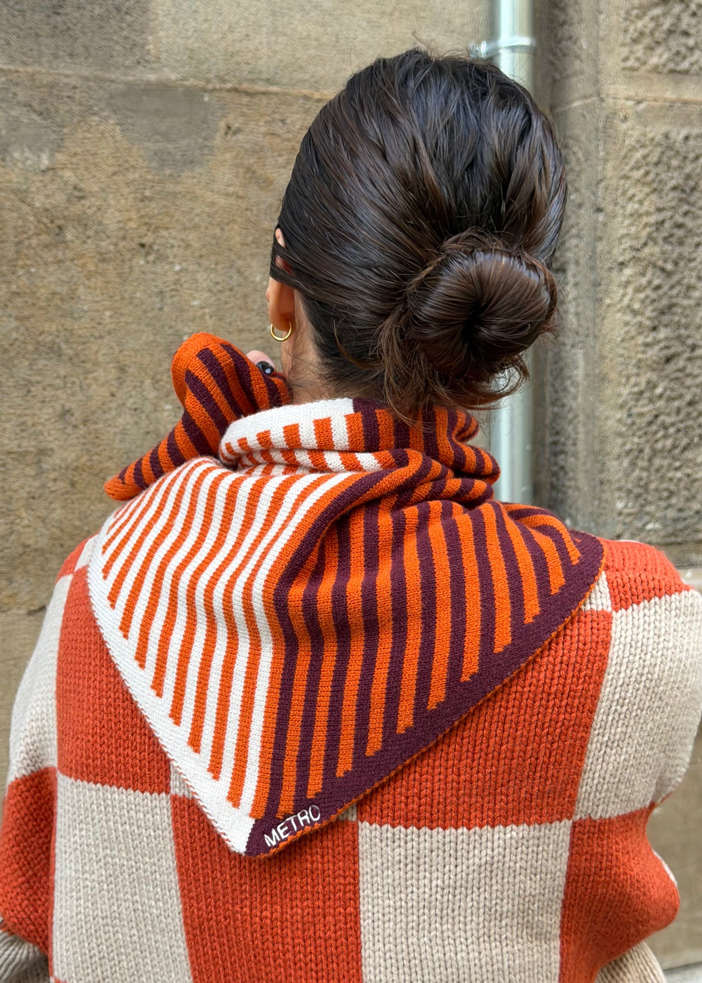 TRIANGLE SCARF AW26 / SMALL - STRIPED ORANGE