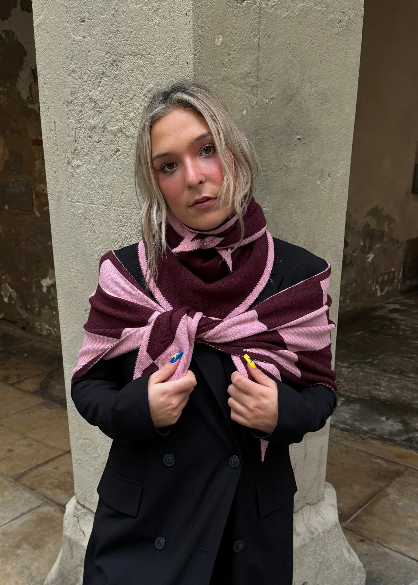 TRIANGLE SCARF AW26 / LARGE - CHECKERED BURGUNDY&PINK