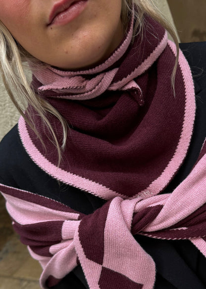 TRIANGLE SCARF AW26 / SMALL - PLAIN BURGUNDY W/ PINK