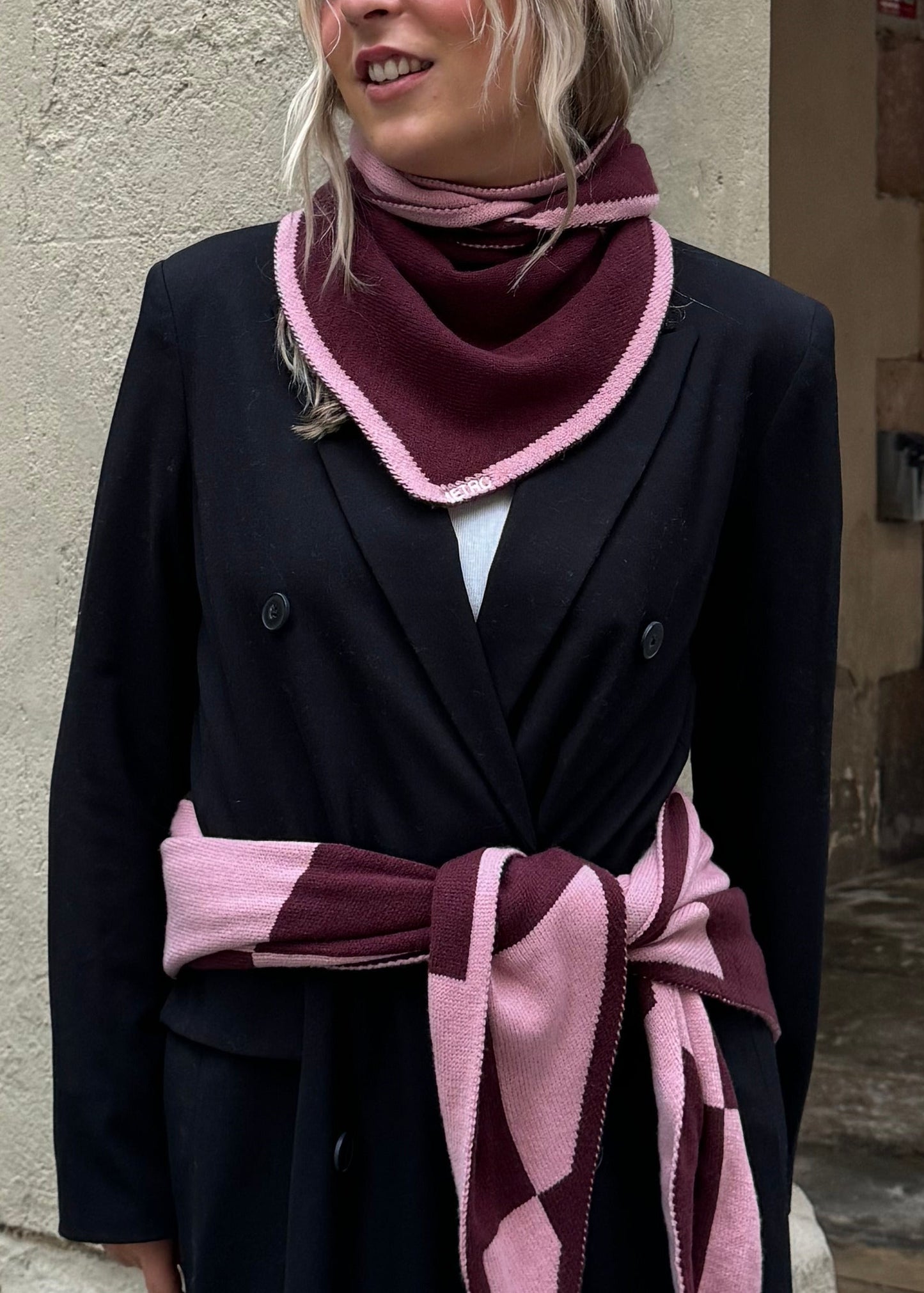 TRIANGLE SCARF AW26 / SMALL - PLAIN BURGUNDY W/ PINK