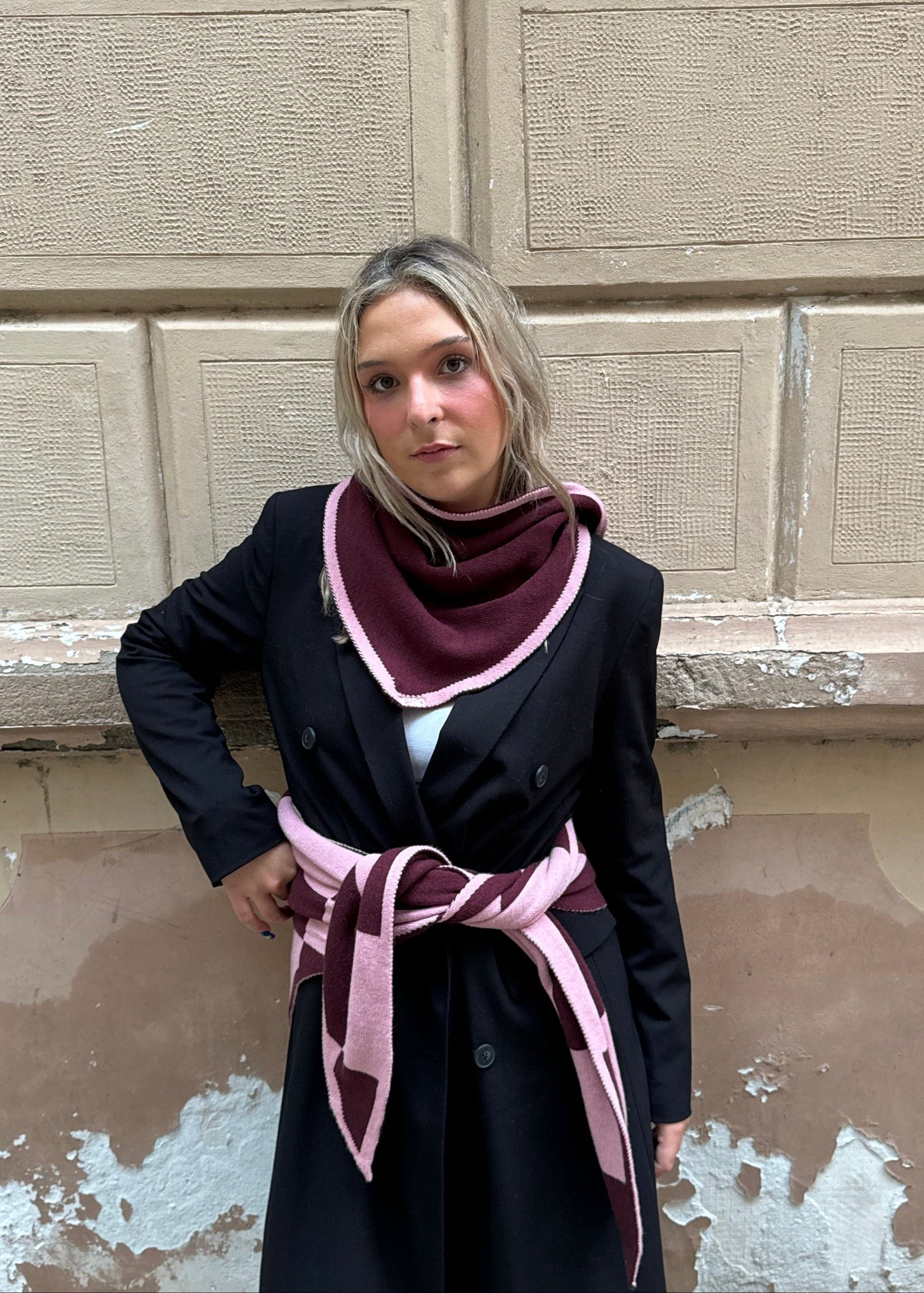 TRIANGLE SCARF AW26 / SMALL - PLAIN BURGUNDY W/ PINK