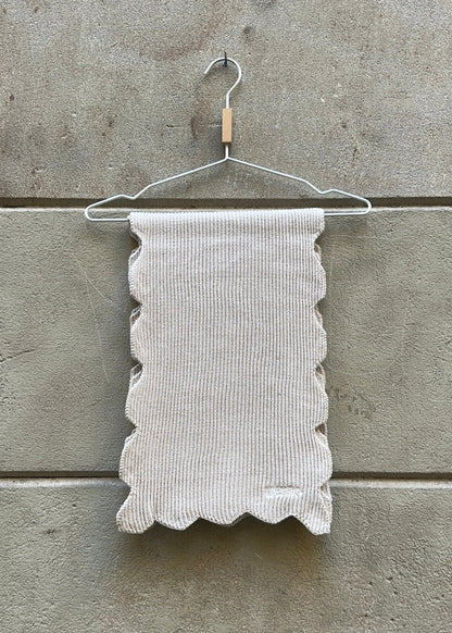 WAVY SCARF AW26 / SAND
