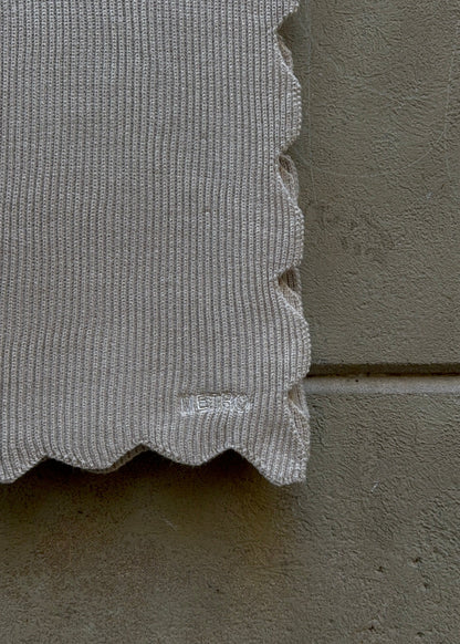 WAVY SCARF AW26 / SAND