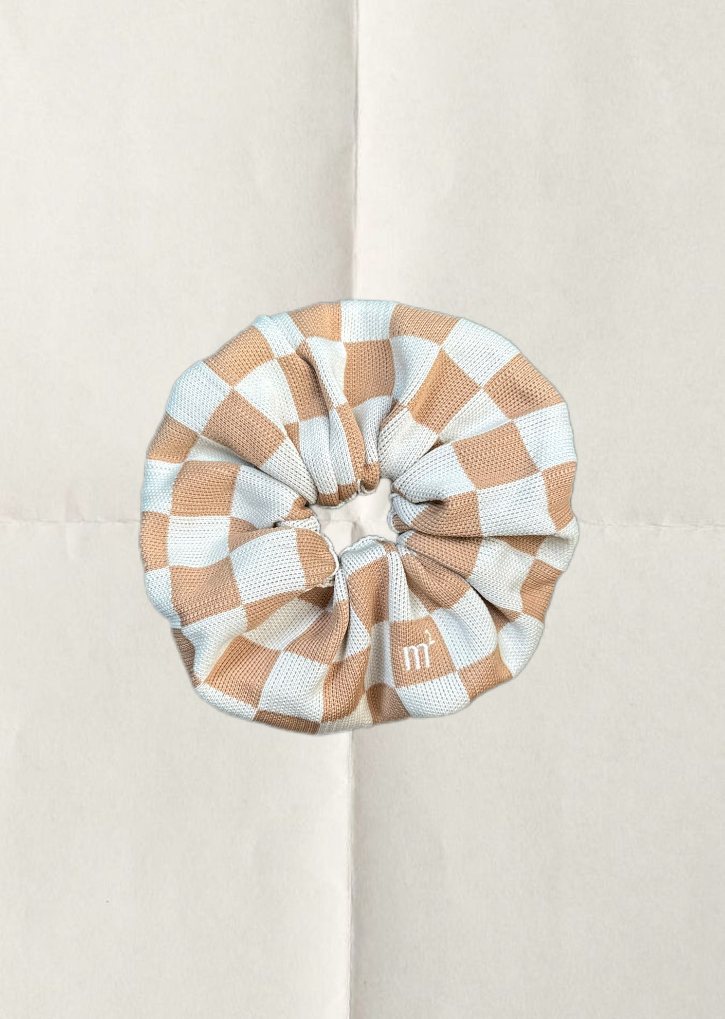 KNITTED SCRUNCHIE - BEIGE CHECKERED