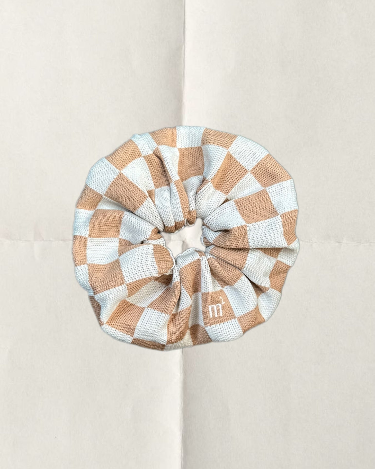 KNITTED SCRUNCHIE - BEIGE CHECKERED