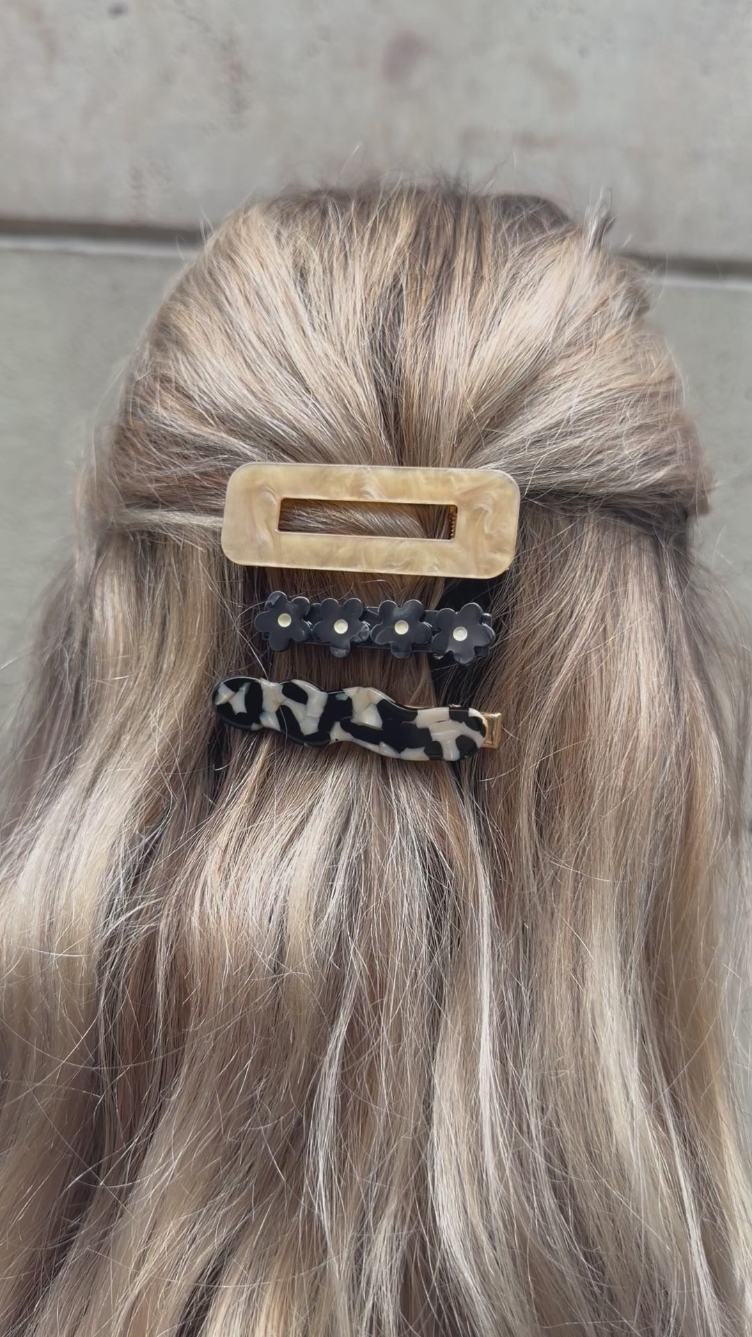 DAISY HAIR CLIP - BLACK & WHITE