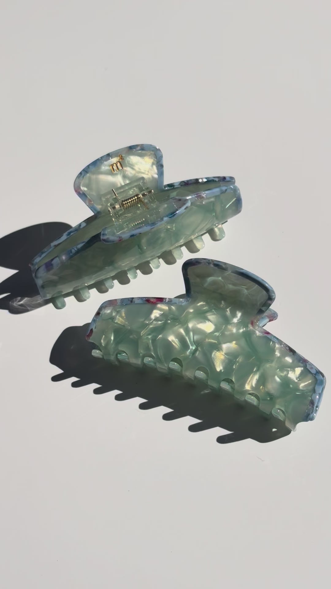 DUAL CONTRAST CLAW - LIGHT BLUE