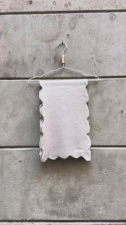 WAVY SCARF AW26 / SAND